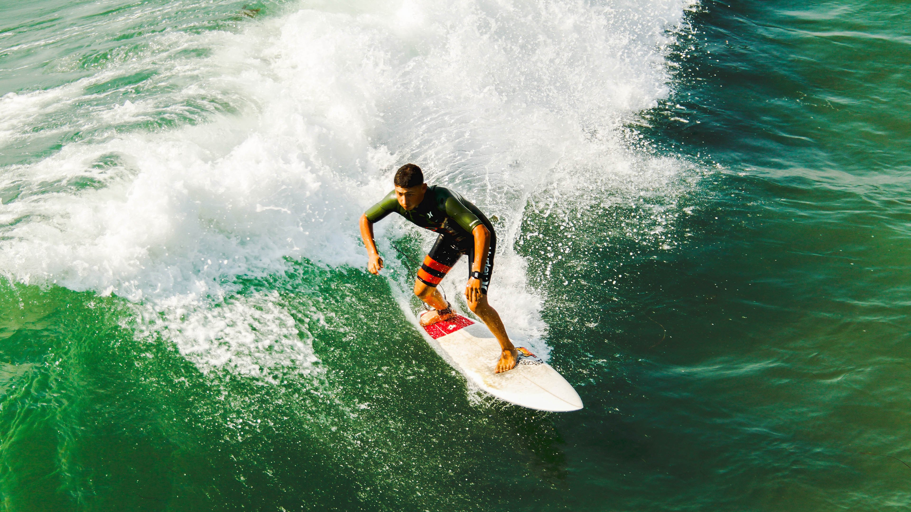 “胡利安·门德斯的坚韧精神与精湛技巧，助力阿根廷美洲狮队勇攀高峰”